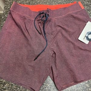 - Lululemon mens El Current Short
9” lined. Size 40